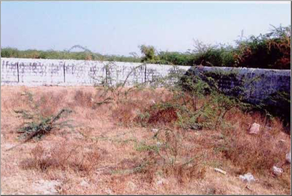 Compound wall of Harischandra Ghat, see the dirty area all the way.