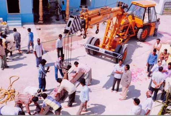 Pockline lifting dwajasthambham.